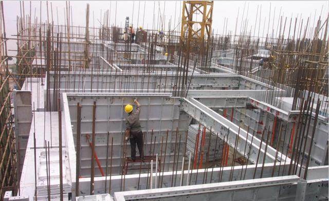 用铝模的建筑工地这么做，填充墙也能免抹灰，连砌墙也省了